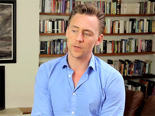 fluturojdallandyshia:Tom Hiddleston & his books