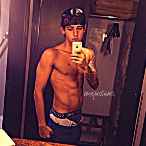 male-celebs-naked:  Beau Brooks 1See more here