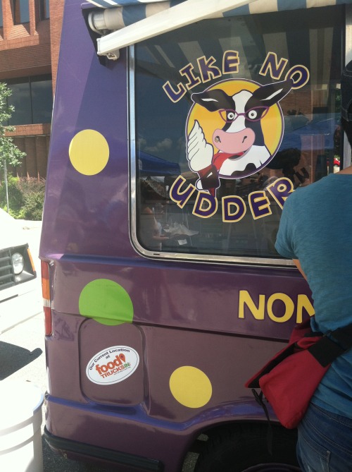 sweet-transvestite:  fuckyeahveganicecream:  reblogged from liseyscurls:  FOUND: The First Vegan Soft-Serve Ice Cream Truck - Like No Udder Yesterday, after several afternoons of GPS and Twitter stalking I finally found the vegan soft-serve ice cream