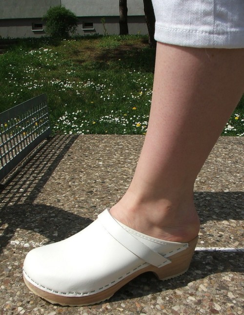 mesmerizingfeet:  Bare foot in an immaculate clog. 