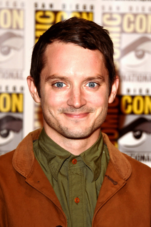 l-o-t-r: Elijah Wood attends Lionsgate Press Room/SiriusXM Radio @ SDCC (7/9/2015)