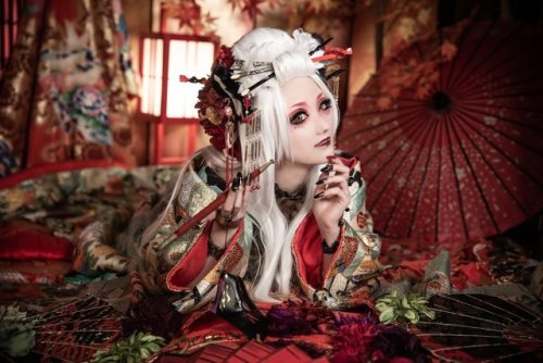 Kistune mask photoshoot seen on. This costume has a big Jigoku Daiyu (Hell courtesan) vibe:(this Jig