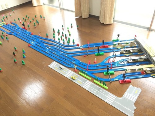 リクエストの一番多かった阪急梅田駅をプラレールで再現してみました。  1-2東海道本線、小田急線、江ノ電が発着する藤沢駅を再現してみました。 3-4札幌駅をプラレールで再現してみました。 5-6プラレ