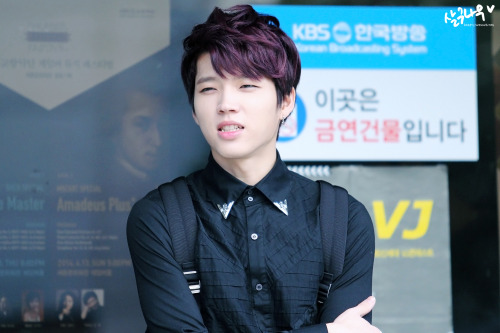 wh9128:  140328 leaving KBS Music Bank | Apricot Tree 