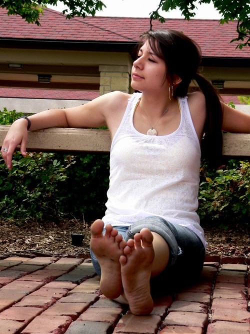 girlfeetcellar:  ;)     Clean is not better. On the contrary. Not-clean elevates.
