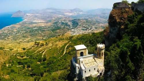 ERICElontani dal mondo, qui in alto ad Erice, mille anni fa tempio dell’amore, ora rifugio contro la