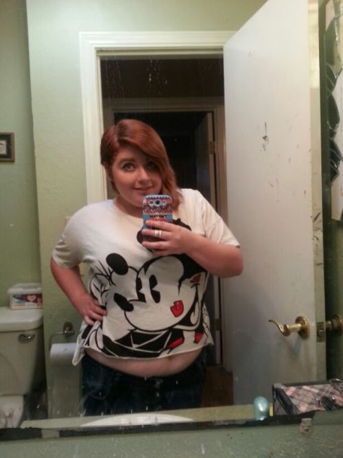 fortheloveofmyjasu:  kinkyandgeekybbw:  Hello guys :)  So cute!!!I want that shirt!!!
