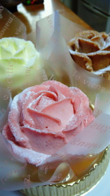 :  Cute rose pastries (っω・`) 