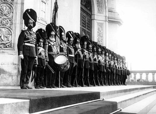 zolotoivek: Detachment of grenadiers stand in front of the Cathedral of Christ the Savior awaiting t