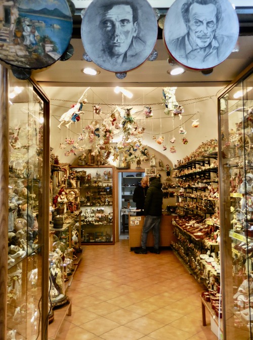 Negozio che vende presepios e altri oggetti per le feste di Natale, centro storico, Napoli, Campania