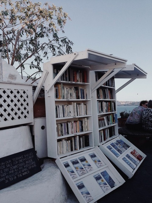 inseguendomi: The prettiest bookshop I’ve ever seen. Atlantis Books - Oia, Santorini. Credits: