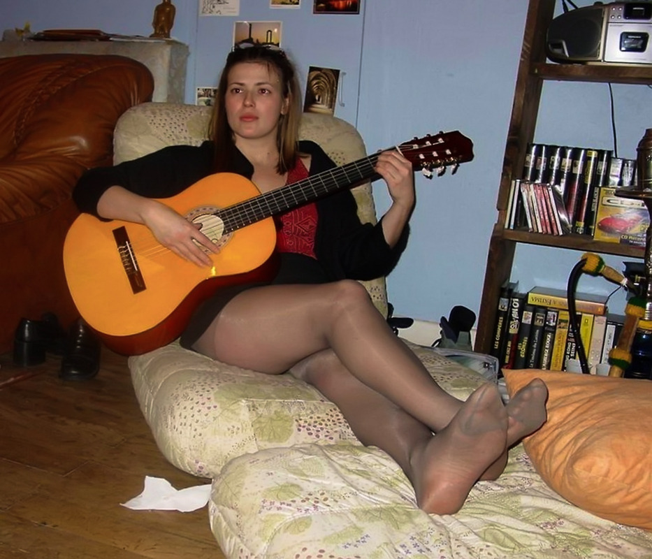 tights-are-all-women-need:  You play it I’ll lick the fuck out of yer feet and