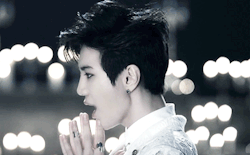 sungjongontop:  Let’s appreciate Sungjong’s perfect jawline and hands :3 