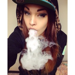 mrs-420:  theganjagirls:  New Pic From @elizabuds