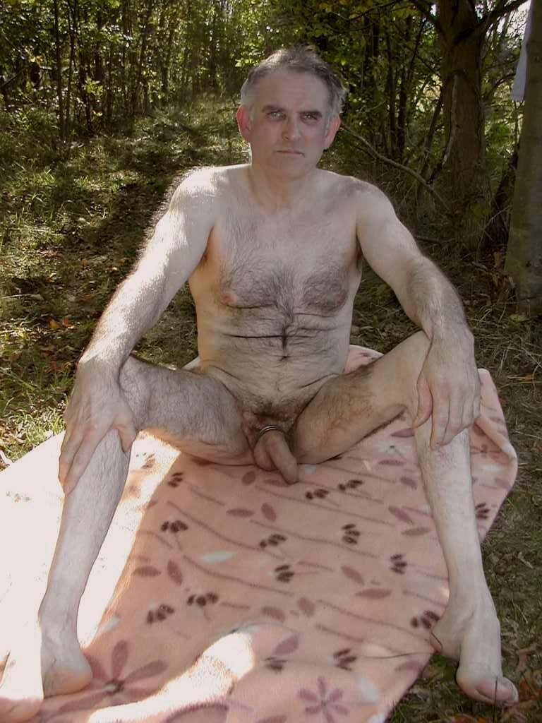 dupont432:  mmmm daddy nice hairy body !!!!!!!  Mmmm&hellip;another picnic!