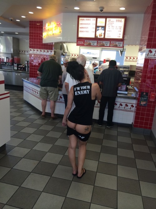 katrinajadefetishmodel: in n out