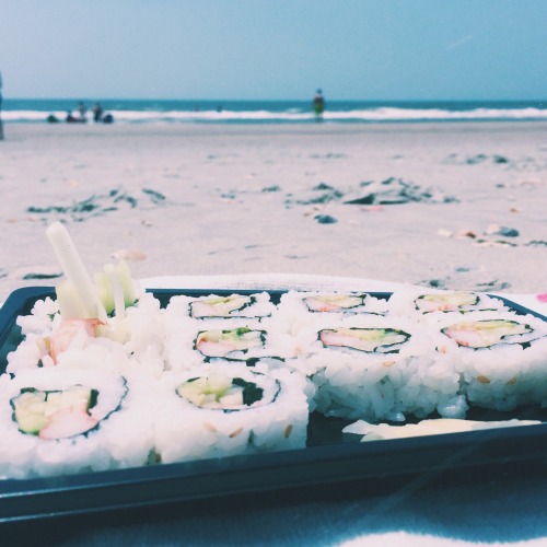 lesliiiieeee: idreamofsushi Sushi on the beach? Duh