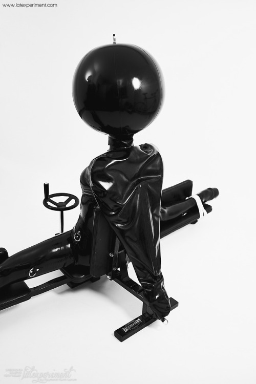 kinkygoethe:  It’s not easy to become a perfect rubber doll!by latexperiment.com