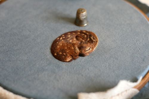tomscholes:itscolossal:Tiny Embroidered Animals by Chloe GiordanoAnother one of those always reblog 
