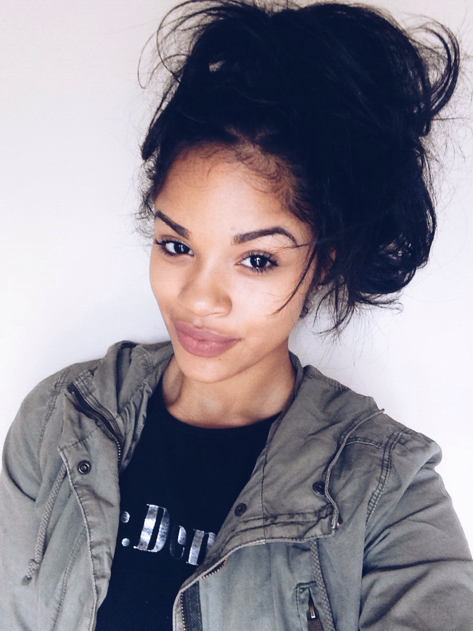 dolce-paradise:  brilliiance1:  I take a million pictures of myself lol  pretty