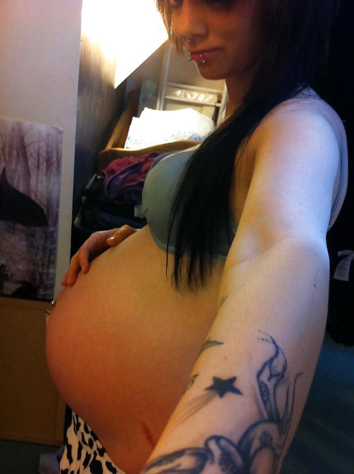 selfshotpreggo:  More beautiful pregnant women for you to enjoy - jack Submissions