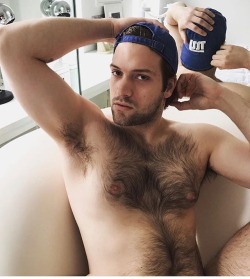 thehairyhunk:Featuring @paulraymond716 |