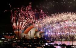 x-blogger:    AUSTRALIA Fireworks explode over the Sydney Opera House and Harbour Bridge as Australia ushers in the New Year in Sydney, January 1, 2017.   REUTERS/Jason Reed 