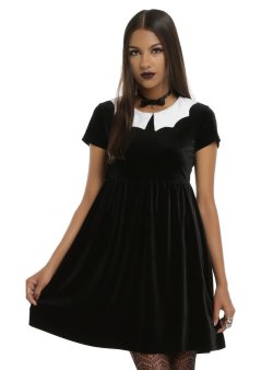 pastelgothdotcom:  Bat Collar Velvet Dress 