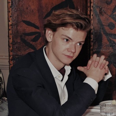 Thomas Brodie-Sangster  Tumblr_phiv6oPSv61qf9ba3_400