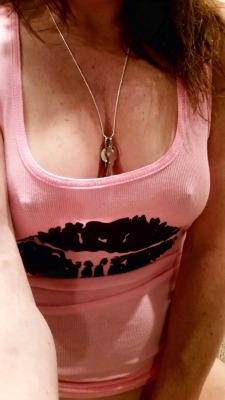 Soccer-Mom-Marie:  Happy Braless Friday Sexy Lady @Soccer-Mom-Marie … Xxxx @Whollys