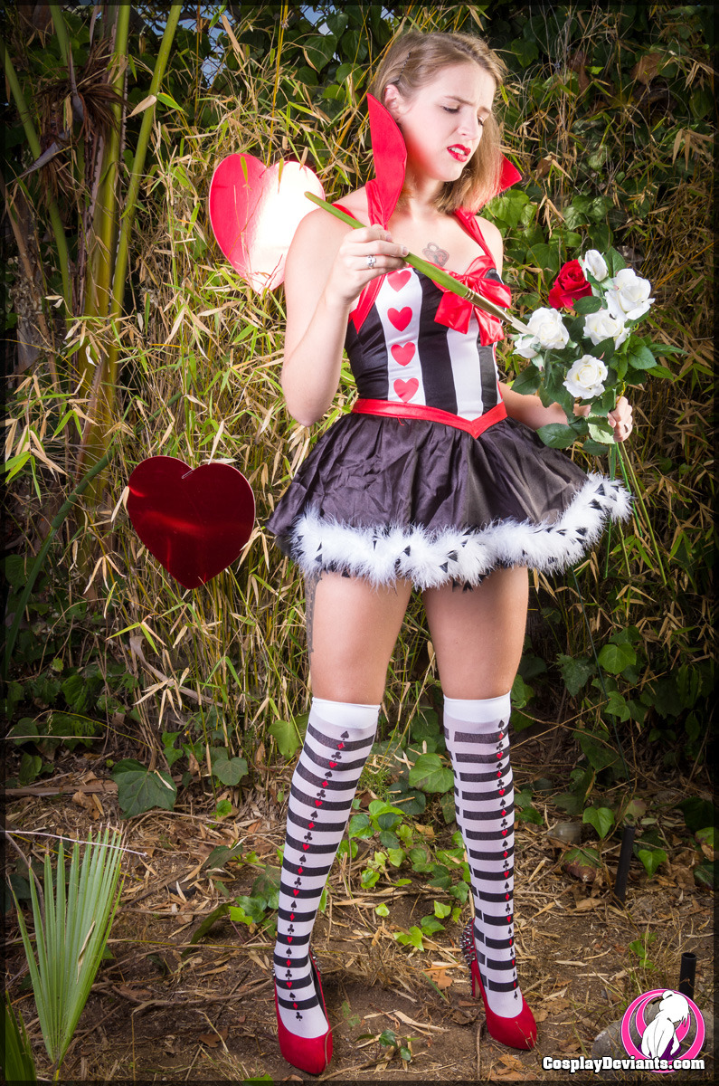 the-dark-joker-chronicle:  Sexy Queen of Hearts !!!   Sexy Cosplay and Geek things