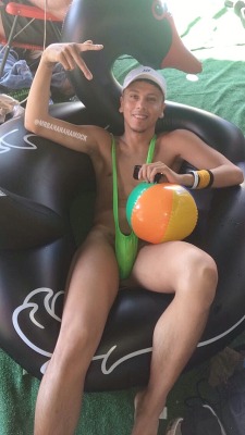 eddiebambino:🤣😂 at a pool party last year