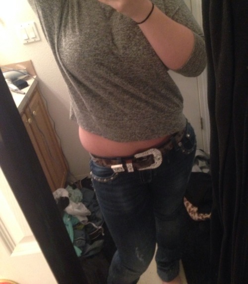 laurbaurbaby:  This is what this shirt does when I bend over! (;