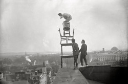 Harris &amp; Ewing - Le performeur John Jammie Reynolds en pleine acrobatie sur le Lansburgh Building à Washington, 1917.