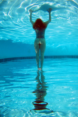 actuallyuniquenudes:  I should be working with model again underwater this weekend!#ArchivePicOfTheDay by Unique Nudes