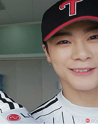 binsblush: baseball player binnie + his shining smile!