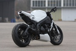 highsnobiety:  Suzuki GSX-R 1000 “White Shorty ” by Bad-Bikes - via Racing Cafe’ 