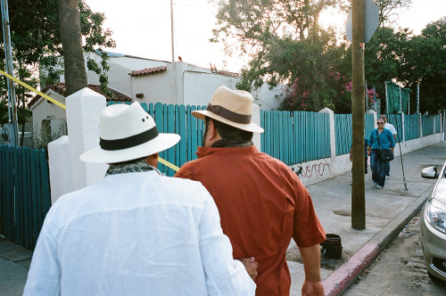 Twins in Tijuana (2015), Contax G2