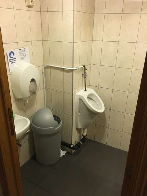 O bistro, tearoom in Aalst with unisex restrooms. The last picture is the view you have when sittin