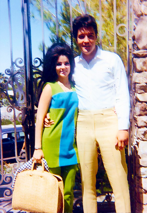 ladypresley:  Priscilla and Elvis Presley leave Palm Springs to continue their honeymoon