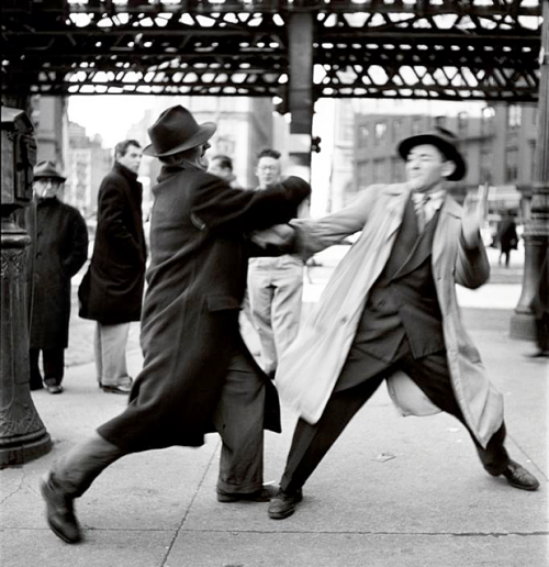 wehadfacesthen:A fight in a New York street, 1950, photo by Elliott Erwitt