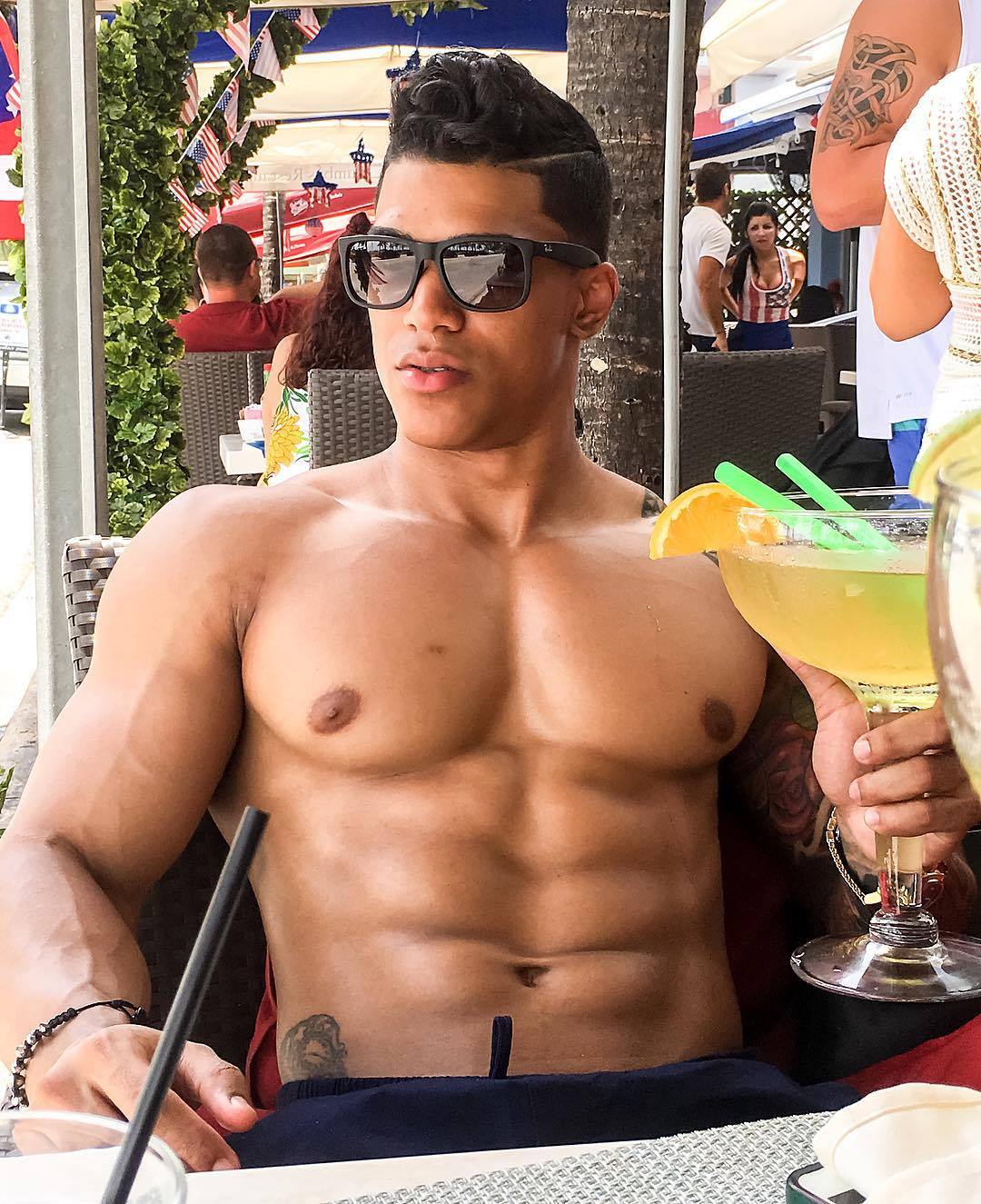 lordbills:  When you’re a Sugar Baby, and get flown to South Beach for the day