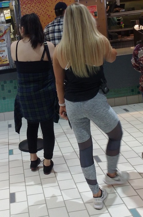 candid mall booty