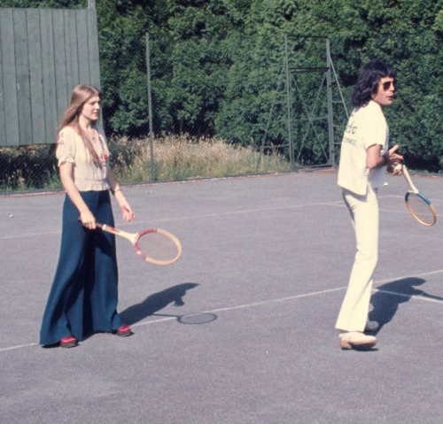 Freddie Mercury and Mary Austin playing tennis at Ridge Farm, july 1975.