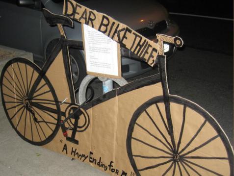 finofilipino:  Esta es la lección que dos vecinos han dado a un ladrón de bicicletas. 1) Le roban la bici. 2) Un colega encuentra la bici robada candada en un barrio cercano. 3) Le “roban” la bici al ladrón y dejan una bici de cartón en su lugar