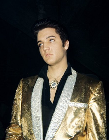 ilovetheking-elvispresley:  Random photo’s of Elvis with his gold suit :) 