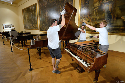 sonateharder:  The piano Liszt kept at his rooms in the Vatican goes on display in Vienna. (via Fran