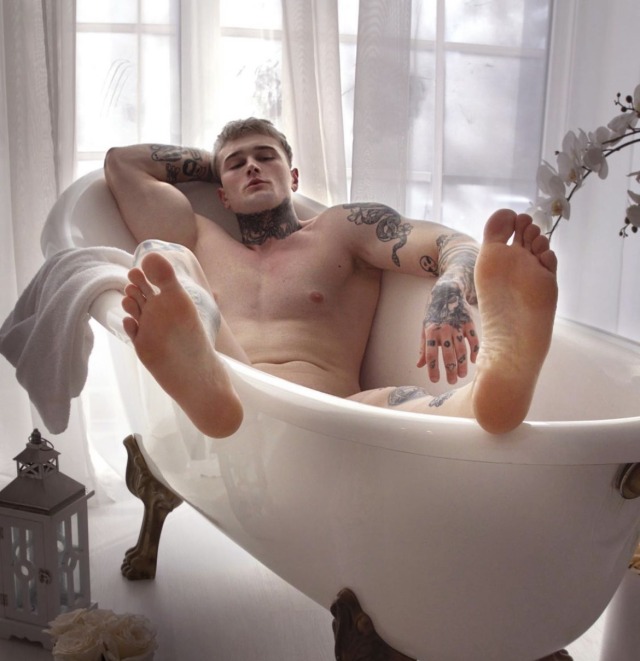 pudeurnature:Exciting bath. great feet and