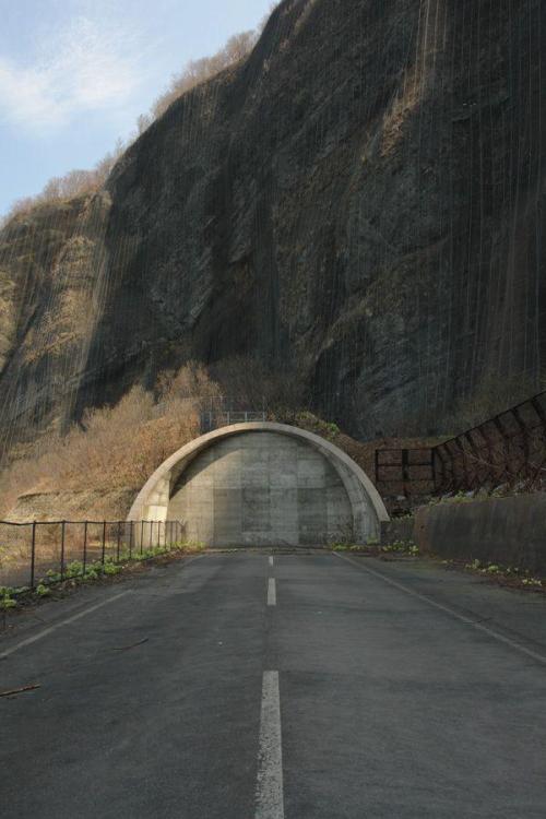 evilbuildingsblog:  Toyohama Tunnel, Furubira Town (Hokkaido, Japan) 20 people died there on February 10, 1996 when it collapsed