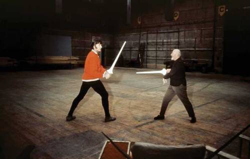 thestarwarsarchives:David Prowse and Alec Guinness rehearse the lightsaber duel between Darth Vader 